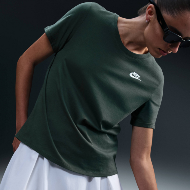 T-Shirt "Sportswear Club Essentials"