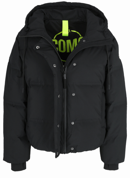 Schwarze wattierte Jacke mit Kapuze, Reißverschluss, Druckknopfleiste und neongrünem Innenfutterdetail.