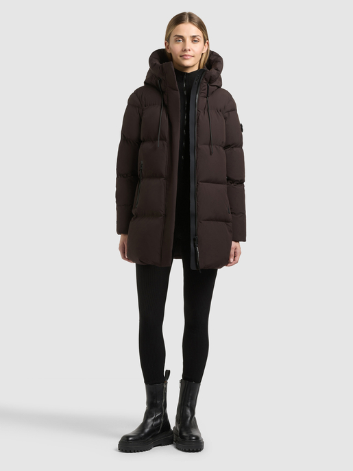 Model trägt einen dunkelbraunen, gesteppten Daunenparka mit Kapuze und Reißverschlusstaschen.